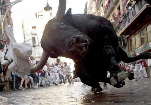 ¡Viva San Fermín! que todo lo ve.